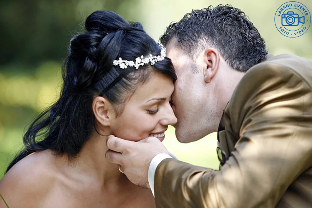 Miri sărutându-se tandru în parc – fotograf nuntă București surprinde iubirea autentică