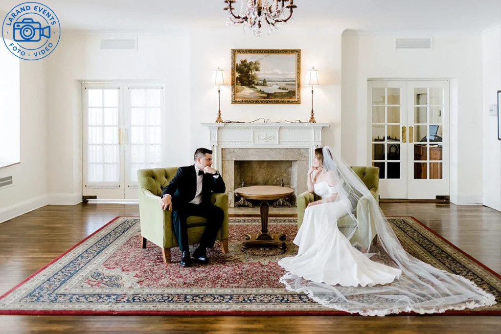 Miri în salon la o măsuță – fotograf nuntă București surprinde un moment elegant