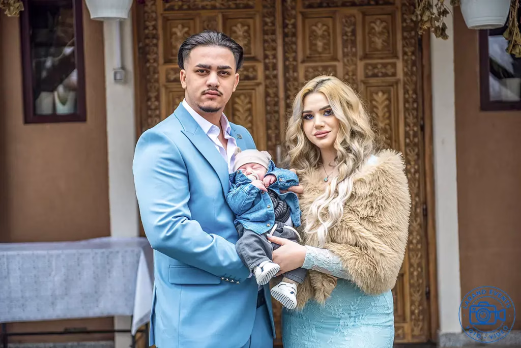 Galerie foto evenimente – portret de familie la ceremonie, cu părinți și copil în ținute elegante