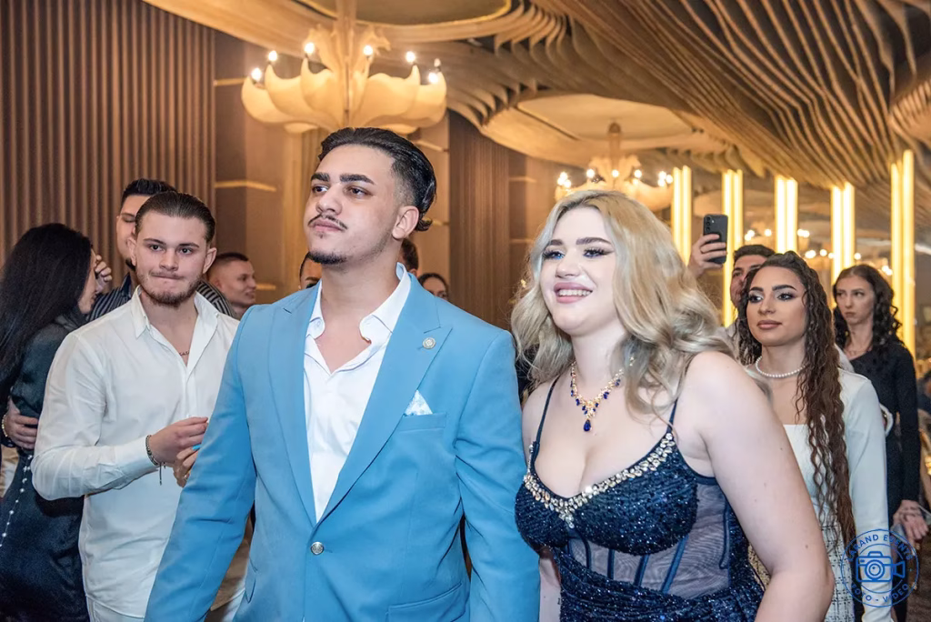 Atmosferă petrecere nuntă surprinsă de Larand Events – servicii foto video nunta bucuresti disponibile în Sinaia, Azuga și Predeal.