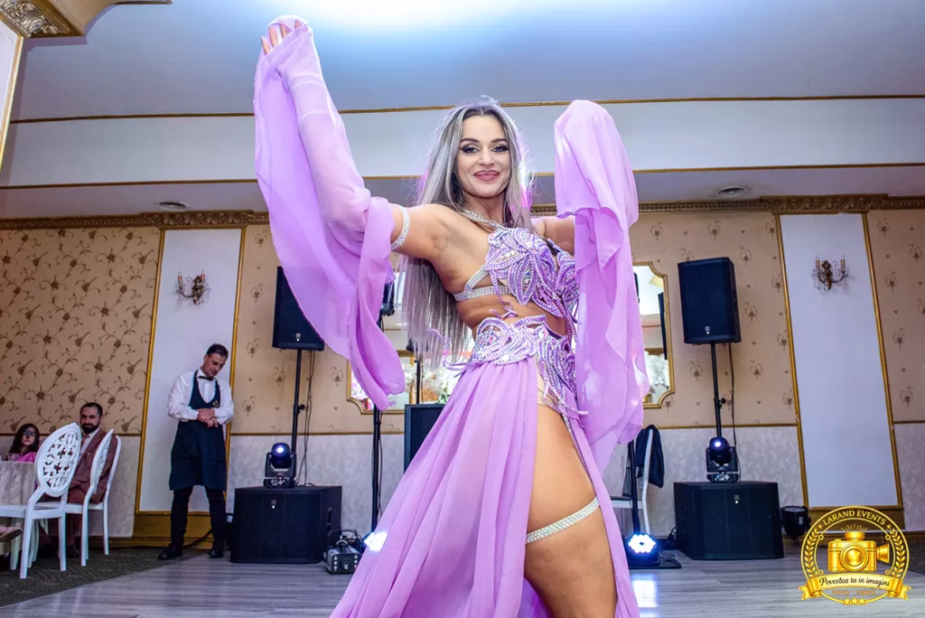 Larand Events foto video nunta Bucuresti dansatoare orientala zâmbind pe ringul de dans