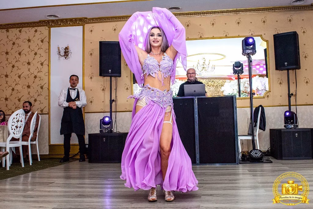 Echipa foto video Larand Events surprinzând un moment artistic de belly dance la o nuntă din București
