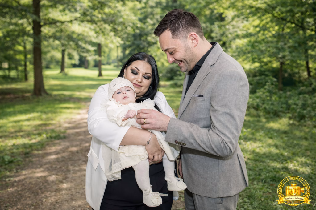 Fotograf Botez Romania – moment emoționant cu familia și bebelușul